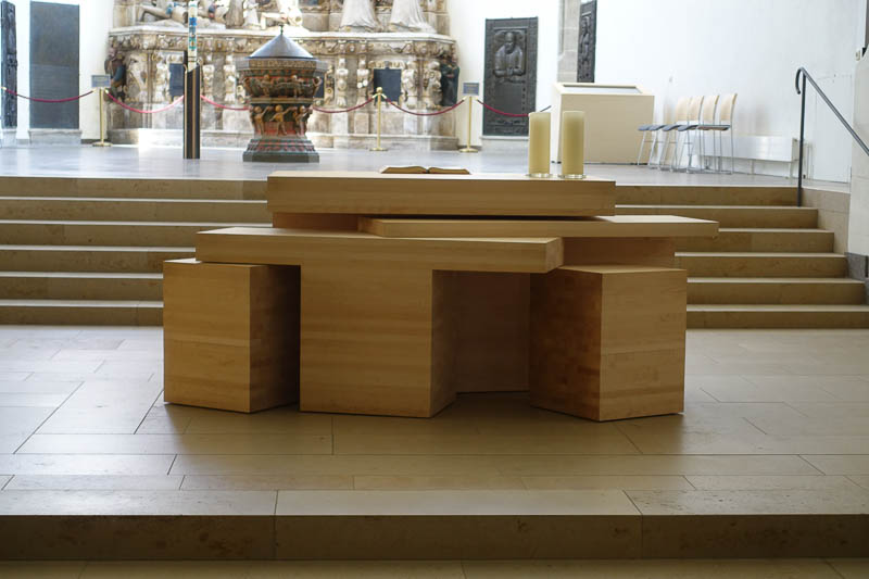 ein moderner Altar regt zum Nachdenken an!
