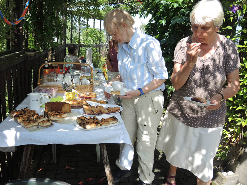 Ausklang in Welschers Garten, wo Uschi mit leckerem Kuchen, Kaffee und Getraenken auf uns wartete.