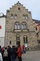 Marktapotheke um 1180 - als Sitz des staufischen Stadtvogtes errichtet (79K)