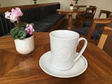 heutige Souvenir-Tasse im Cafe des Hauses! (88K)