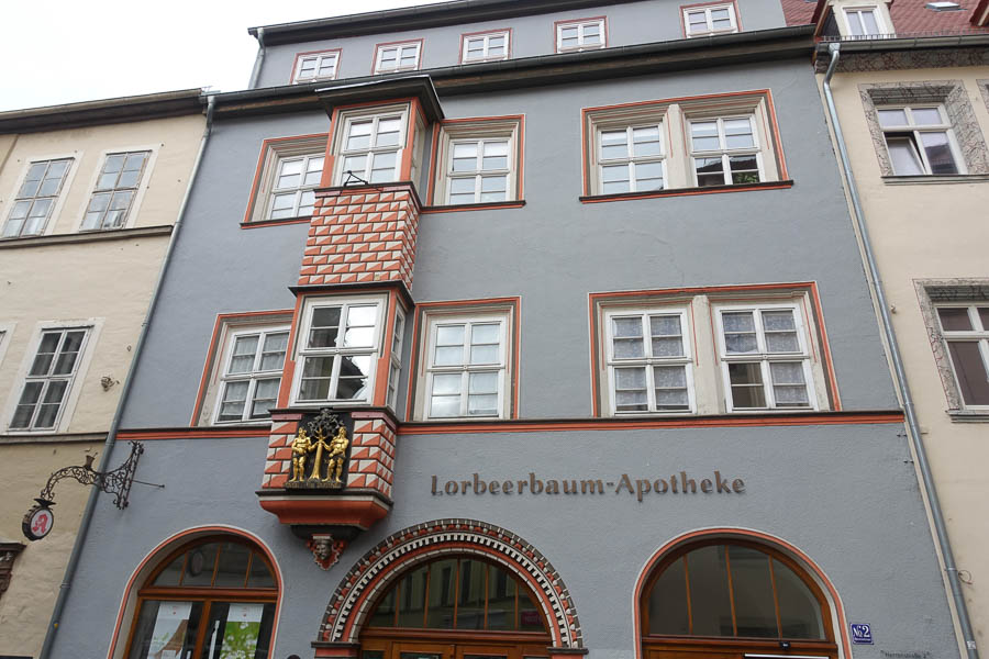schöne Renaissance-Häuser mit historischen Erkern an der Herrenstraße zu Naumburg - hier Löwenapotheke von 1645.