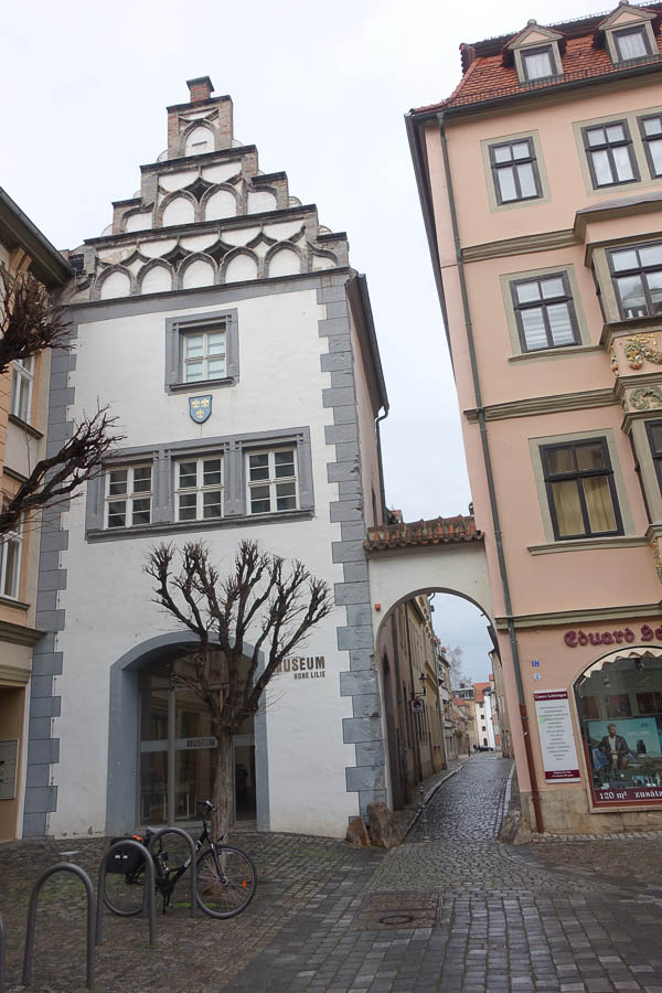 Haus Nr. 18 -  "Hohe Lilie" - eines der ältesten Bürgerhäuser Naumburgs um 1200/ 50. 