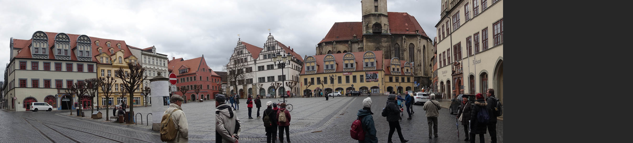 Der Markt mit alten Straßenbahnschienen, historischer Bausubstanz, Wenzelskirche und Rathaus im Überblick!