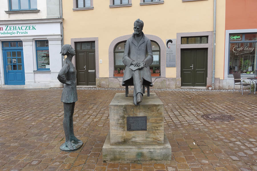modernes Friedrich-Nitzsche-Denkmal auch von Heinrich Apel auf dem Holzmarkt .