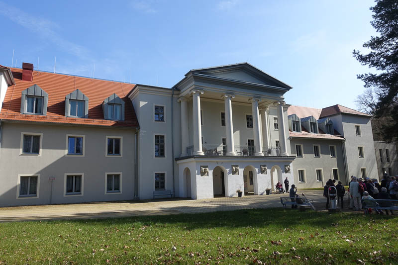 Schloß in Löbichau der Dorothea von Kurland ist heute Altenpflegeheim.