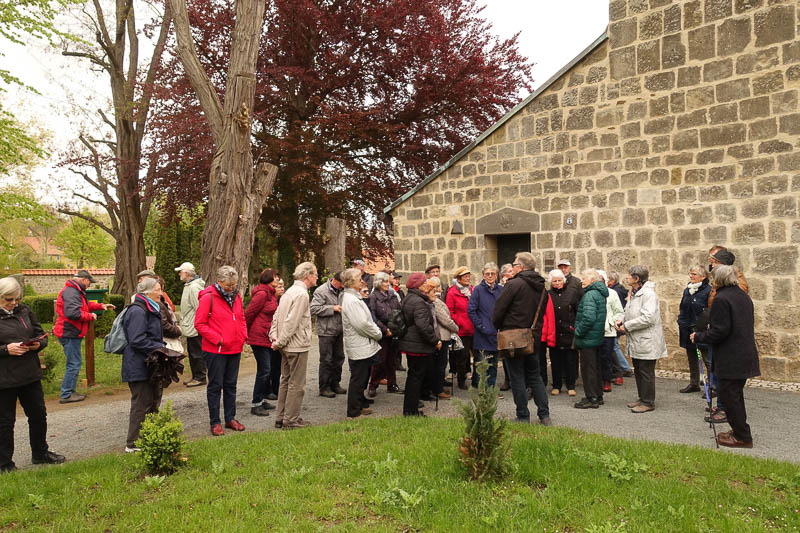 Die Busbesatzung von 42 Teilnehmern auf dem Friedhof bei St. Wiperti startet zur Besichtigung von Quedlinburg.