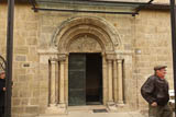 eingebautes Säulenportal mit Tympanon von 1220/30 aus der ehem. Klosterkirche St. Marien von Münzenberg