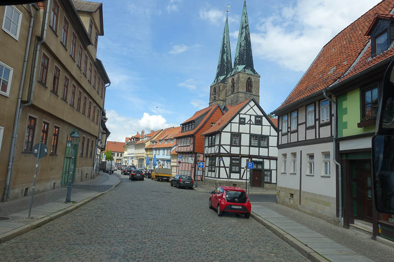 Schmale Straße in Quedlinburg mit Fachwerkbauten und Ev. Pfarrkirche St. Benetikti
