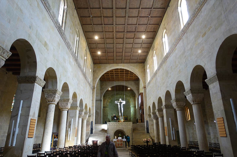 Blick im Langhaus der von Königin Matilde gestifteten Stiftskirche St. Servatii  