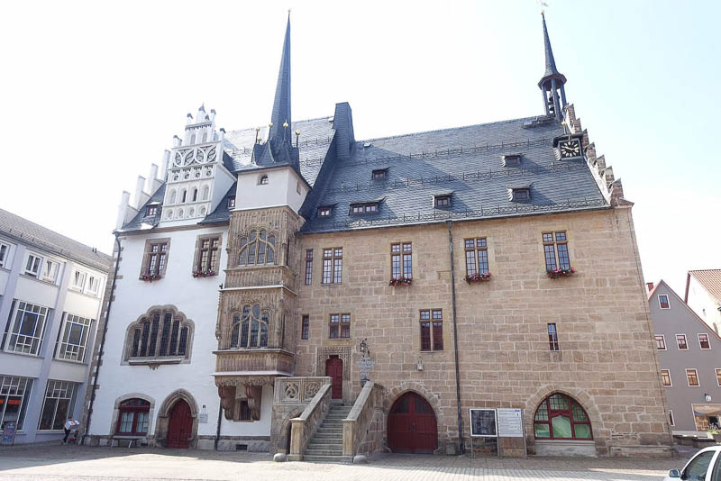 das mittelalterliche Renaissance-Rathaus im vollen Sonnenschein!