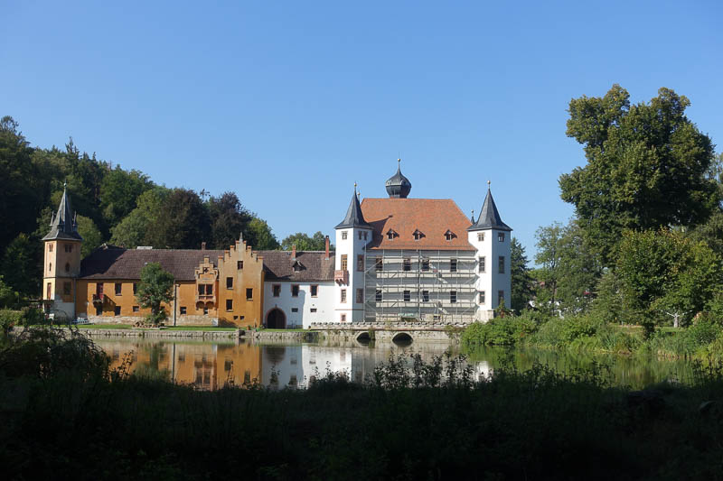 Blick auf das Jagdschloss des geschlagenen Kurfürsten Johann-Friedrich der Großmütige (rechts) und Anbauten der Herzöge v. Sachsen-Altenburg (links)
