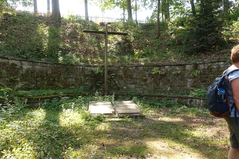 die Grabstätte des letzten Herzogs v. Sachsen-Altenburg Ernst II. im Wald neben Trockenborn