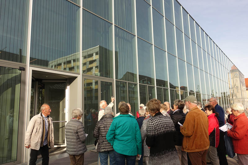 vor dem Eingang des Neuen Bahhausmuseums in Dessau