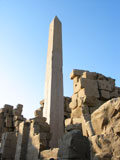 Obelisk aus Rosengranit - ca. 1.500 t schwer