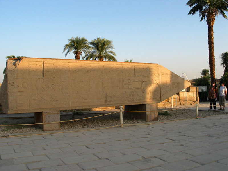 die Spitze eines zerbrochenen Obelisk - Gr??enverh?ltnis !!