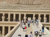 auf der Treppe des Tempels fr Hatschepsut