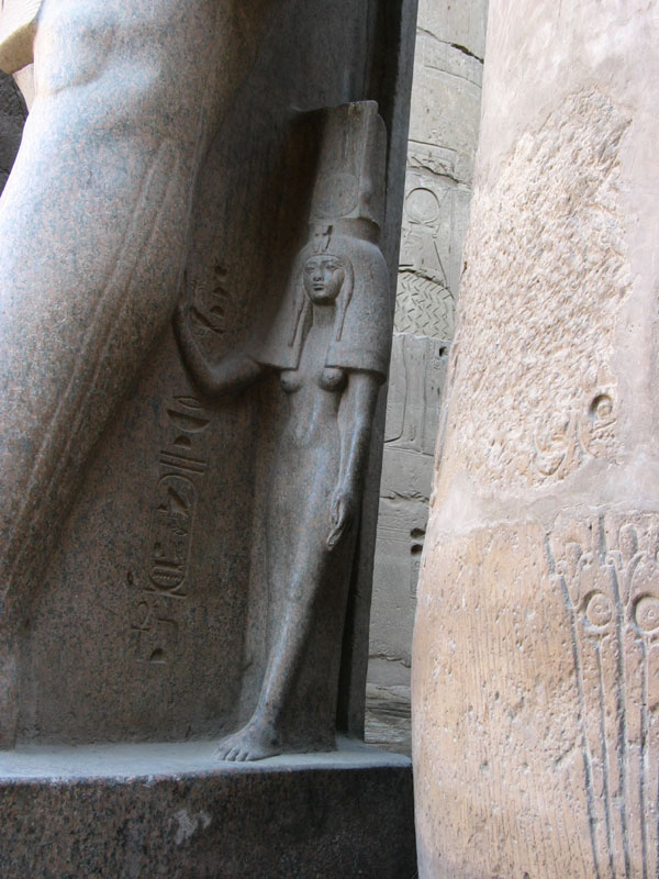 Nefertari - 1. Frau Ramse II an der Statue des Pharao 