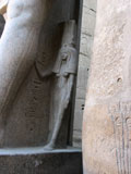 Nefertari - 1. Frau Ramse II an der Statue des Pharao 