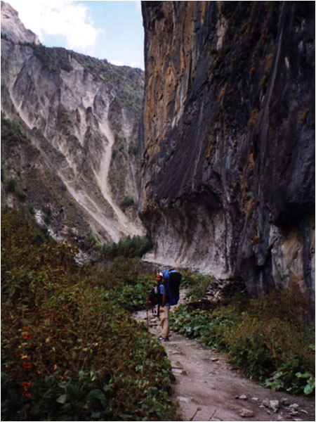 Der Weg ist in den Felsen eingeschlagen.