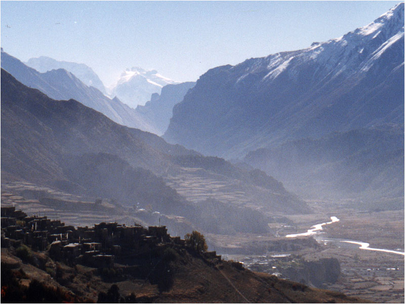 Tal ?ber Manang - hinten der Manaslu.