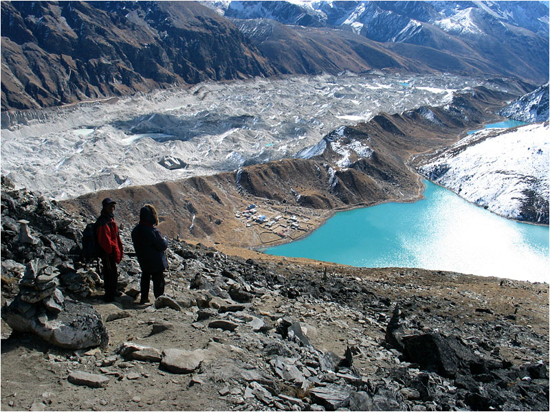 Vor dem Abstieg (5.300 m) nach Gokyo (4.790 m) neben dem Ngozumba-Gletscher