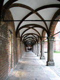 Arkaden hinter dem Rathaus von Lübeck 