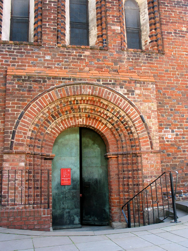 romanisches Hauptportal der Pfarrkirche St. Lorenz
