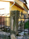 alte Geländersäule auf der Brücke der Hofkäserei Burgmühle