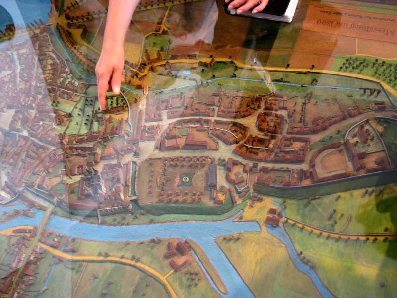 am Modell der Stadt Merseburg von 1800 