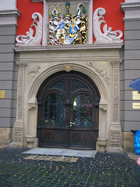 Ernestinisches Wappen zur Zeit der Regierungsnahme durch Ernst I., den Frommen am Rathaus