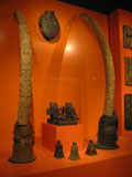 geschnitzte Elefantenstoßzähne als Zeremobienhaube 
