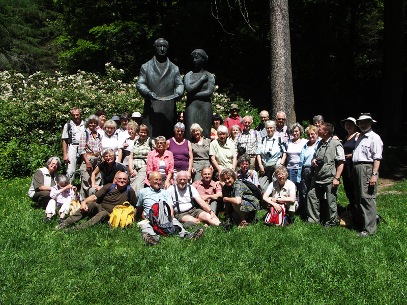 Wandergruppe am Goethe-Denkmal von Heinrich Drake (1967), gestiftet durch die Goethegesellschaft der ehem. DDR
