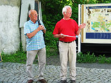 Abschlusslob vom LEG-Vorstand an den Wanderleiter Jürgen Jäger vor dem Burgtor der Seeburg