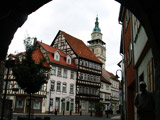 Blick vom Schloßhof über das älteste Haus der Stadt zur Stadtkirche