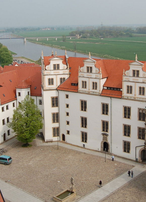 Blick vom Schlossturm zur Elbe ?ber die Schlosskapelle