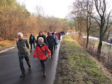 der Tross von 67 Wanderfreunden bewegt sich "auf den Berg" nach Bergern