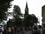 die Kirche von Schöneck aus schönen Phyllit-Natursteinen