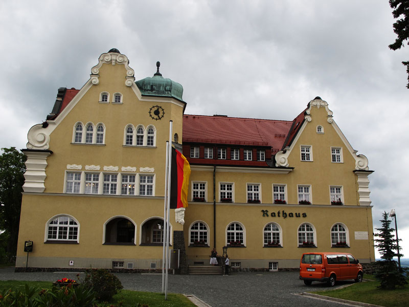 das imposante Rathaus von Sch?neck von 1923
