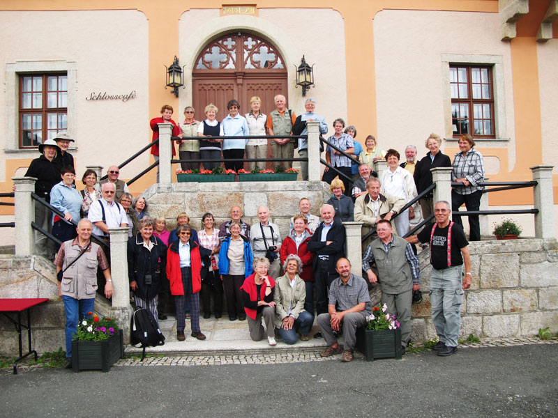 Teilnehmer- Foto auf den Stufen des Schlosses Sch?nberg