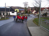 am Start in Hetschburg wandern noch alle als geschlossene Gruppe hinter dem Wanderleiter