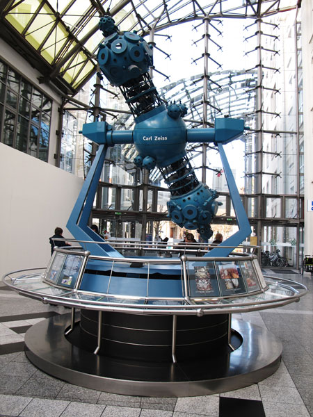 der Vorg?ngerprojektor des Planetariums steht heute in der Goethegalerie 