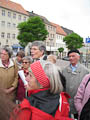 Dr. Gudrun Uhlemann gibt Erluterungen zum Stadtbild Leisnig auf dem Marktplatz