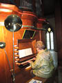Margund Malsch fhrt uns die herrlich klingende Orgel vor