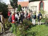 im Kirchgarten warten alle auf den Schlssel der Kirche