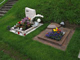 neue Friedhofskultur - nicht die Person ist wichtig, sondern die Automarke, welche der Verstorbene fuhr!