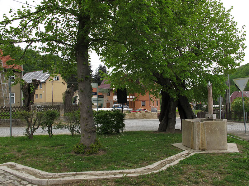 neuer Dorfbrunnen in Tautenburg neben der 500-j?hrigen Linde