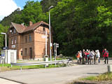 Vachdorf liegt zwischen zwei Höfen - dem Bahnhof und dem Friedhof - meint Meta