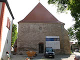 an der Fassade der Stadtkirche St. Peter + Paul ist noch die Fassade der ersten Basilika zu erkennen