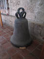die Form und die Krone zeigt das Alter dieser historischen Glocke in der Nicolaikirche