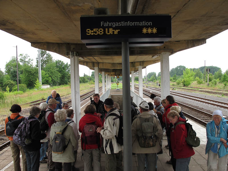 Beginn der Wanderung auf dem Bahnhof Braunsbedra